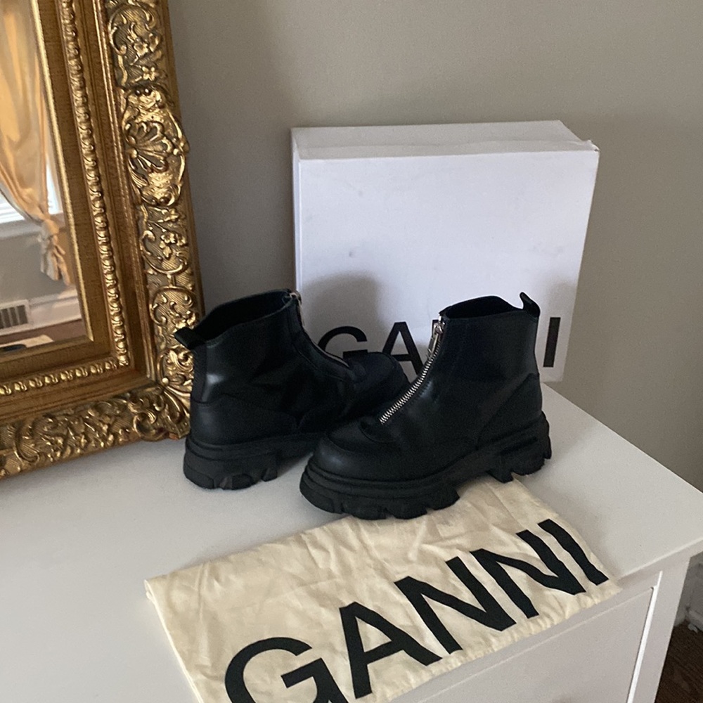 Size 39 Italian-made GANNI lug sole boot